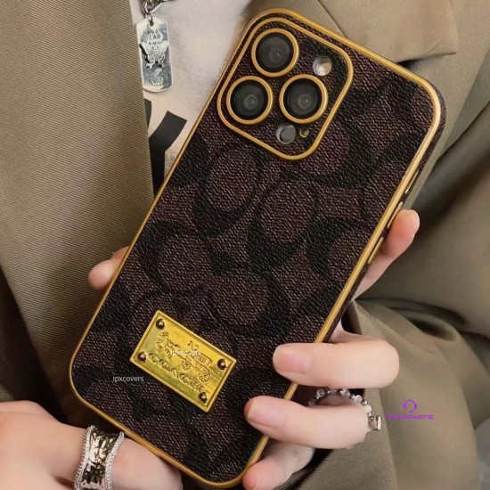 2024coach コーチキルティングデザインが高見え効果を発揮、くすみカラーが大人かわいいiphoneケース、20代から50代まで幅広い女性におすすめ