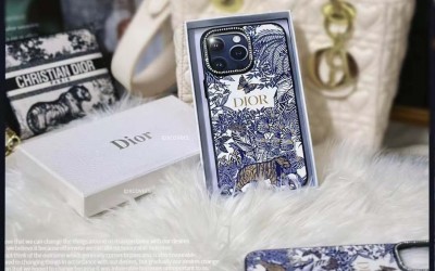 2024dior ディオール花以外の贈り物に選ぶなら、高級感漂うpuレザー素材のiphone 15ケースがおすすめ