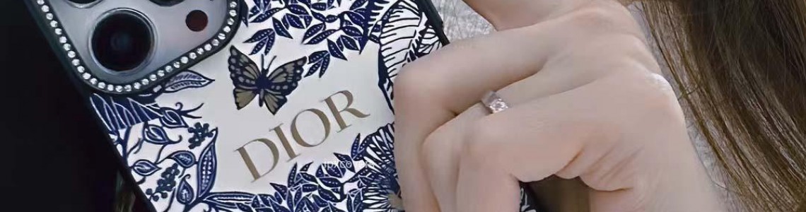 2024dior ディオール花以外の贈り物に選ぶなら、高級感漂うpuレザー素材のiphone 15ケースがおすすめ