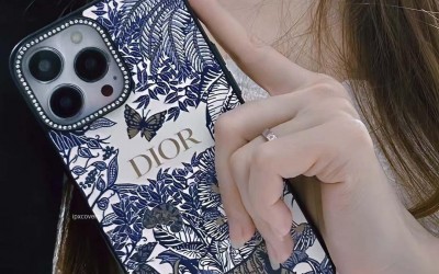 2024dior ディオール花以外の贈り物に選ぶなら、高級感漂うpuレザー素材のiphone 15ケースがおすすめ