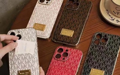 2024michael Kors マイケルコースくすみカラーの大人かわいいiphone15 16ケースで華やかさをアップ20代から50代まで幅広い女性に愛されるデザイン