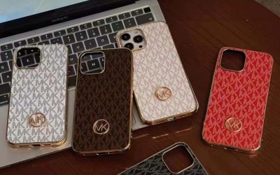 2024michael Kors マイケルコースパステルカラーが映えるiphone15ケースは、贈り物に最適母の日や誕生日に喜ばれる、豪華なアイテム